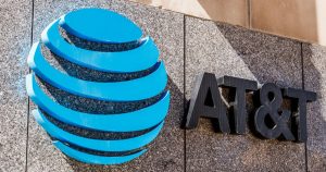   AT&T برنامه های تلفنی با پشتیبانی آگهی را ارائه می دهد كه در آن شما از حریم خصوصی 5 تا 10 دلار صرف نظر می كنید 